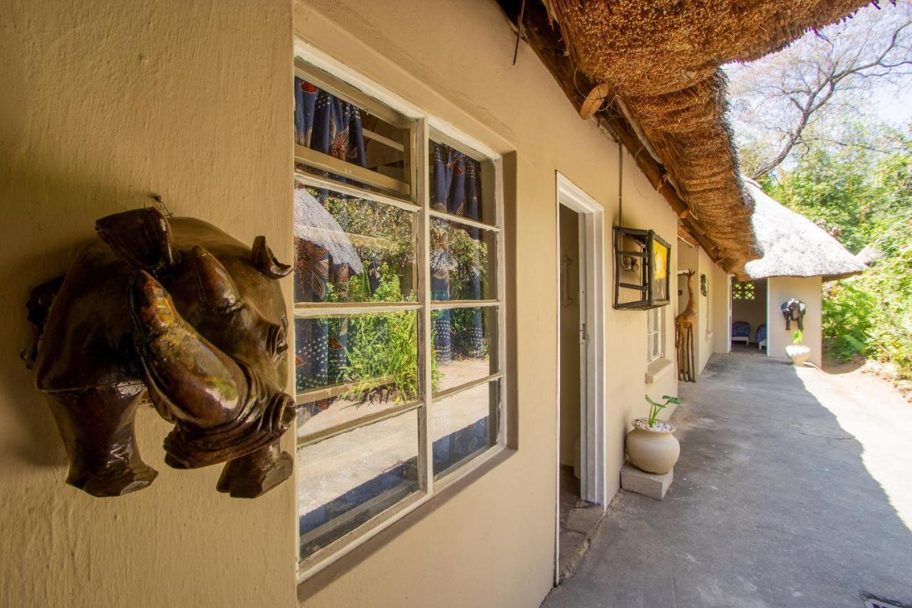 Victoria Falls Backpackers Lodge Bagian luar foto